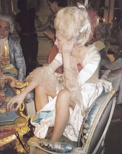 TheCinesthetic's tweet photo. behind the scenes of marie antoinette, 2006 https://t.co/9yh8VGGHlB