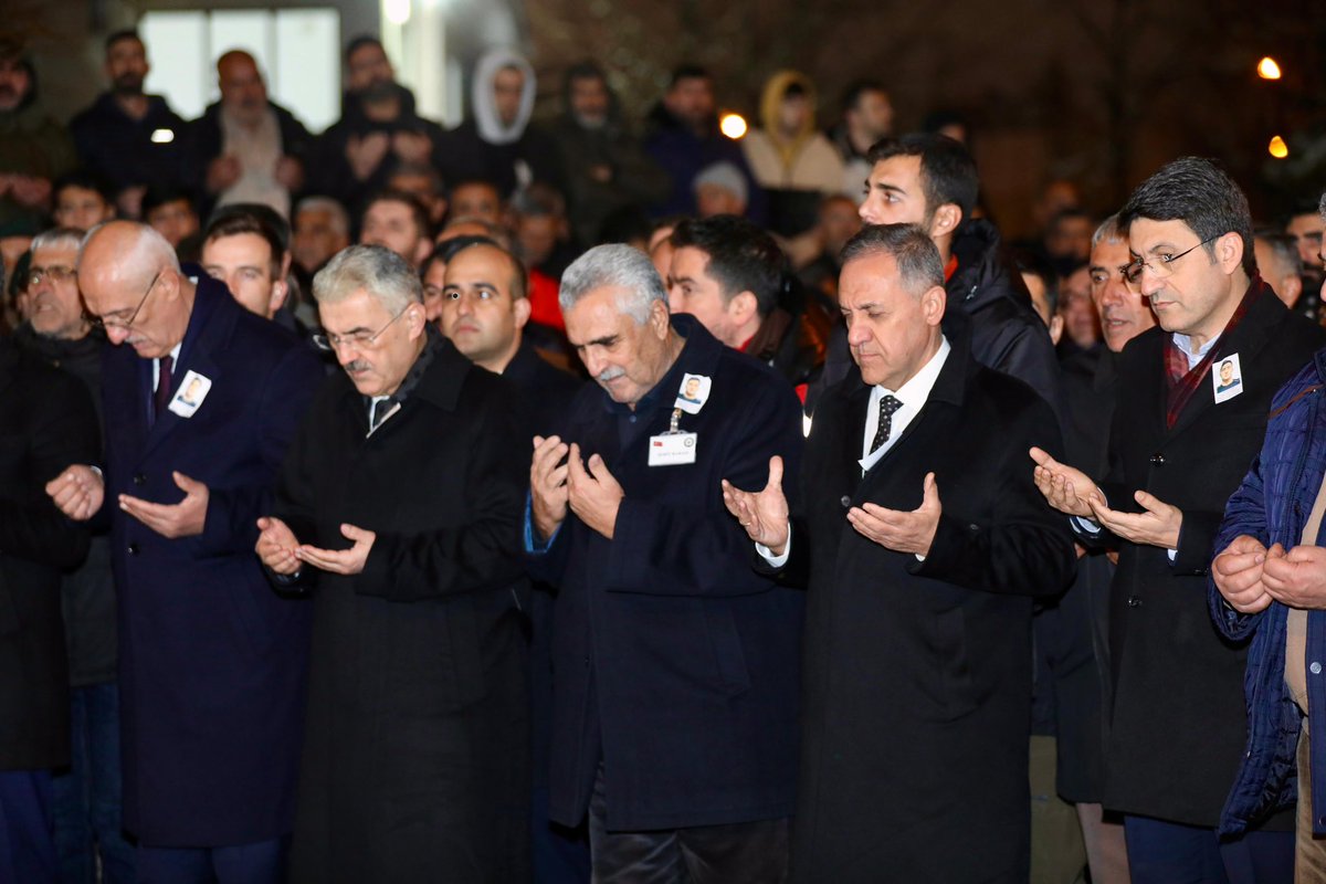 Kahraman Şehidimiz Polis Memurumuz Furkan BOR’u, Merkez Selahattin Eyyubi Camii’nde kılınan cenaze namazının ardından son yolculuğuna uğurladık. 🇹🇷🇹🇷🇹🇷 Ruhu şad, mekanı cennet olsun... 📍Bingöl