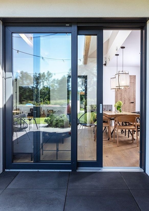 افضل مقاسات للابواب السحاب العادبة من الألمنيوم :
1- باب درفتين العرض بين 140-280 سم والارتفاع بين ال 190-240 سم.
2- باب سحاب ثلاث درفات :
العرض بين : 300-450 سم والارتفاع : 190-240 سم 
3- باب سحاب ثلاث اربع درفات :
العرض 450-580 سم
والارتفاع من: 190_240 سم.