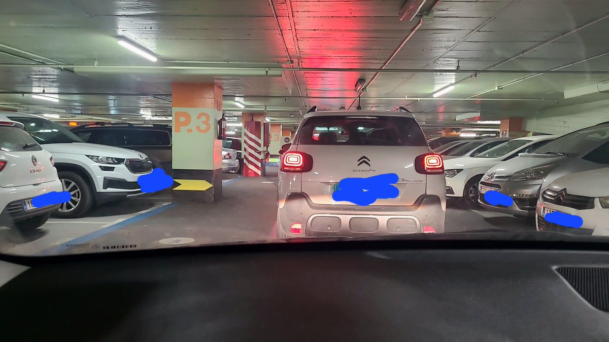 1 hora de atasco dentro del parking de <a href="/elcorteingles/">El Corte Inglés</a> de Nervión en Sevilla. Quizá <a href="/EmergenciasSev/">Emergencias Sevilla</a> debería tener un plan para evitar esto.