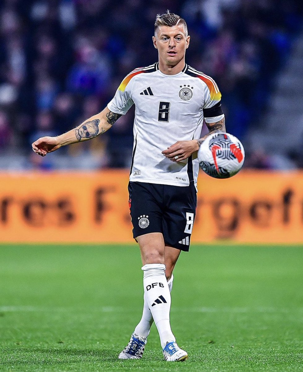 Le but de Florian Wirtz n’existe pas sans Toni Kroos. On comprend tout de suite pourquoi l’Équipe d’Allemagne s’est mise à genoux pour qu’il fasse son retour à 34 ans en sélection. Impact Player. 👑🇩🇪 #FRAALL