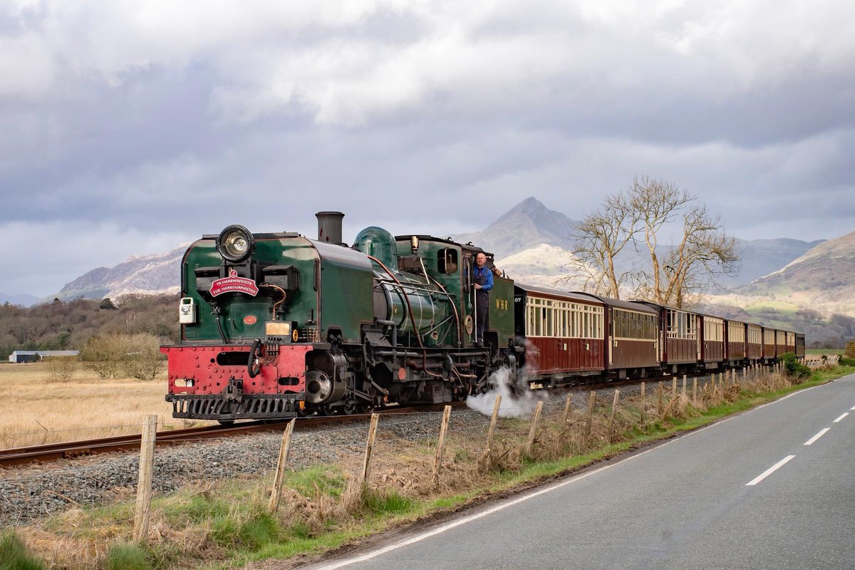 Happy days! The @festrail steam trains are running on the Welsh Highland and Ffestiniog lines again. This is the final train heading back to Porthmadog today. Photo courtesy of Mr Parry @cjparry