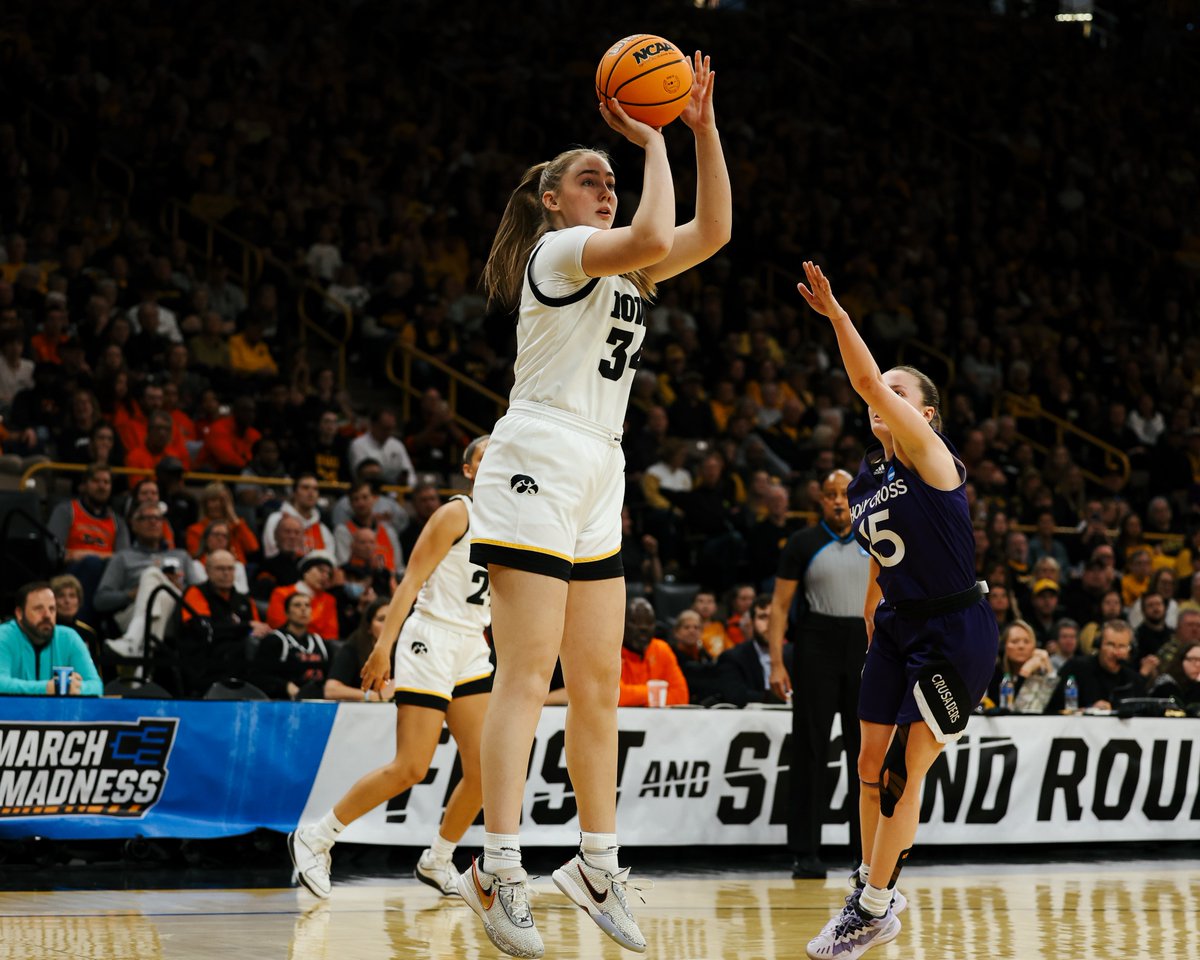 IowaWBB's tweet photo. Bigs supporting bigs 🤝

@Aj_ediger_bball x @sgoodman40 

#Hawkeyes https://t.co/AFiraKzUXh