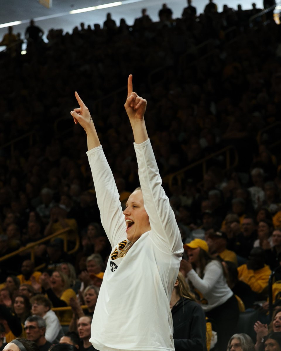 Bigs supporting bigs 🤝

<a href="/Aj_ediger_bball/">AJ Ediger</a> x <a href="/sgoodman40/">Sharon Goodman</a> 

#Hawkeyes