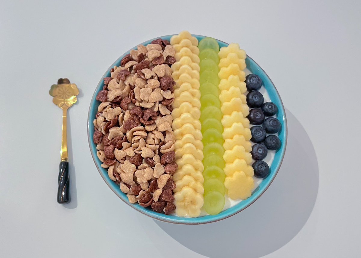skyr with apples, banana, blueberries, lion cereal and green grapes - 489 cals | 23g protein