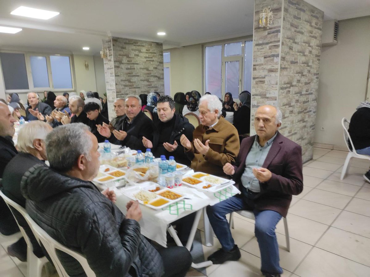 Bu akşam Mesudiye Bayırköy Derneği'nde dostum, merhum Osman Güner adına okutulan Kur’an ve iftar programına katıldım. Güner ailesine taziye dileklerimi ilettim, uzun yıllar birlikte olduğum Bayırköylü dostlarımla sohbet ettim. Misafirperverlikleri için Bayırköylü hemşehrilerime…