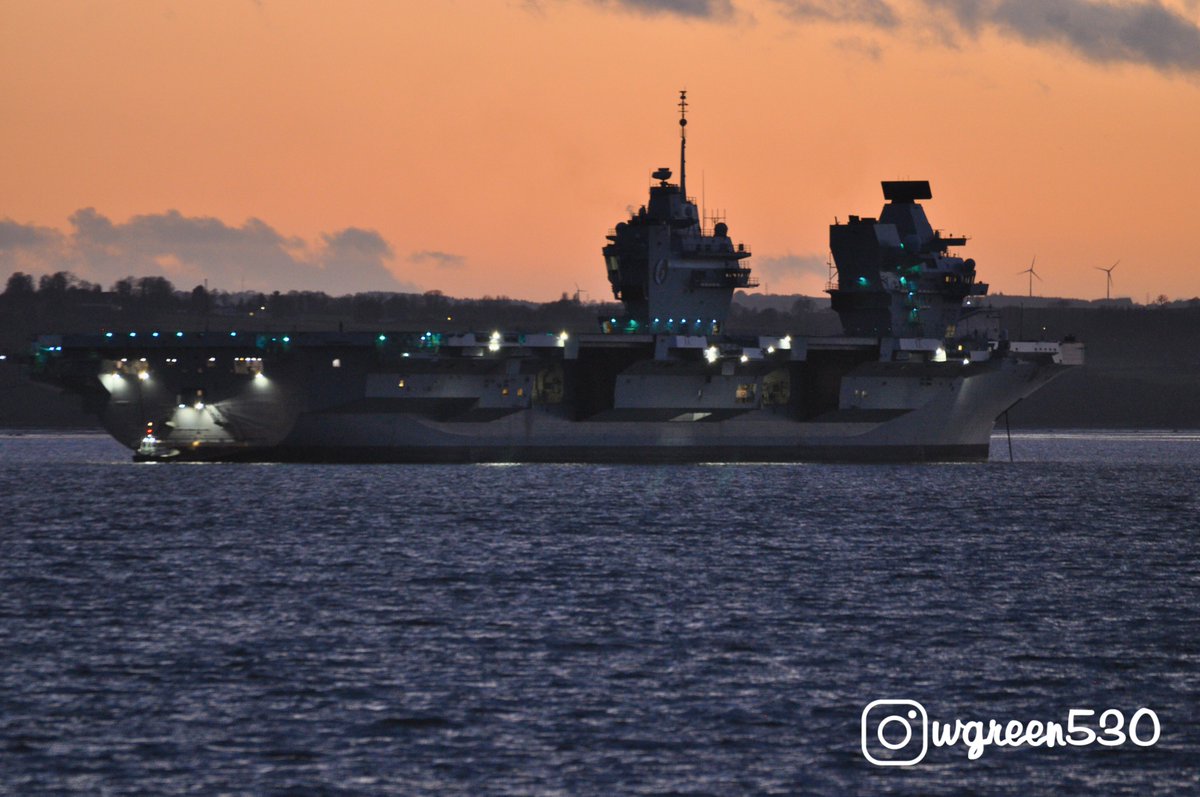 A visit to Rosyth to snap @HMSQNLZ fantastic sight all lit up @RNinScotland @RoyalNavy @NavyLookout @UKDefJournal @DefenceHQ @STSDefence @HMNBPortsmouth @WarshipCam @WarshipPorn