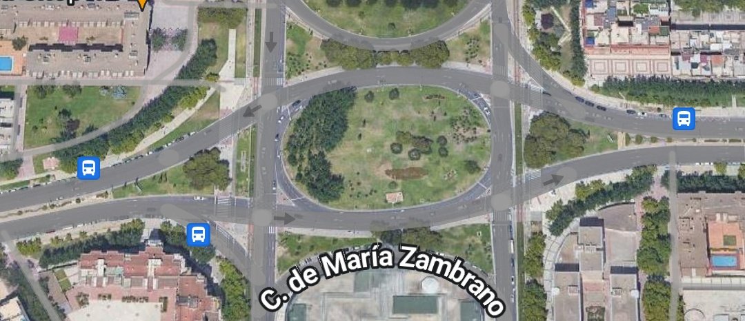 El <a href="/zaragoza_es/">AyuntamientoZaragoza</a> ha vuelto a perpetrar un carrilbici. Por la mediana, en una calle de 8 carriles y con este cruce que obliga a las bicis a esperar 2 o 4 semáforos y dar rodeo. Los coches 1 o 0. Criterios propios de los años 2000. ¿Alguien del servicio de movilidad va en bici?