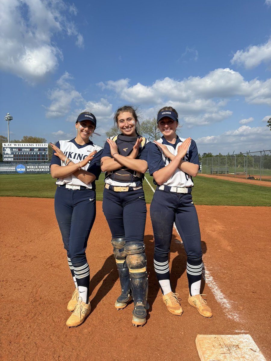 𝐍𝐎 𝐇𝐈𝐓𝐓𝐄𝐑 𝐎𝐍 𝐒𝐄𝐍𝐈𝐎𝐑 𝐃𝐀𝐘🥶🥶

Dani Sudick and Hannah Gore combine for a no hitter (the third this season)

#WeAllRow #Team15