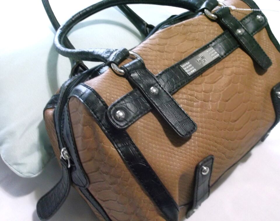 Perfect for travel or casual occasions, this Cognac Multi satchel features a studded design, distressed finish, and GUESS logo pattern. The 12' medium size is ideal for carrying all your essentials 🛍️ ebay.com/itm/1561358899…