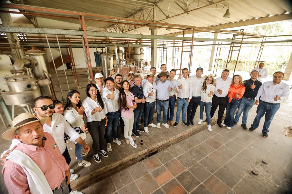 CarlosAmayaR's tweet photo. ¡Más buenas noticias para los agricultores! 

En nuestro recorrido, visitamos las instalaciones de la antigua Licorera en Moniquirá. Acordamos su recuperación y en dos meses contrataremos estudios y diseños con la @UPTCoficial para la formulación de un parque temático de la transformación de la panela.

¡La Boyacá Grande es de y para los campesinos y campesinas!