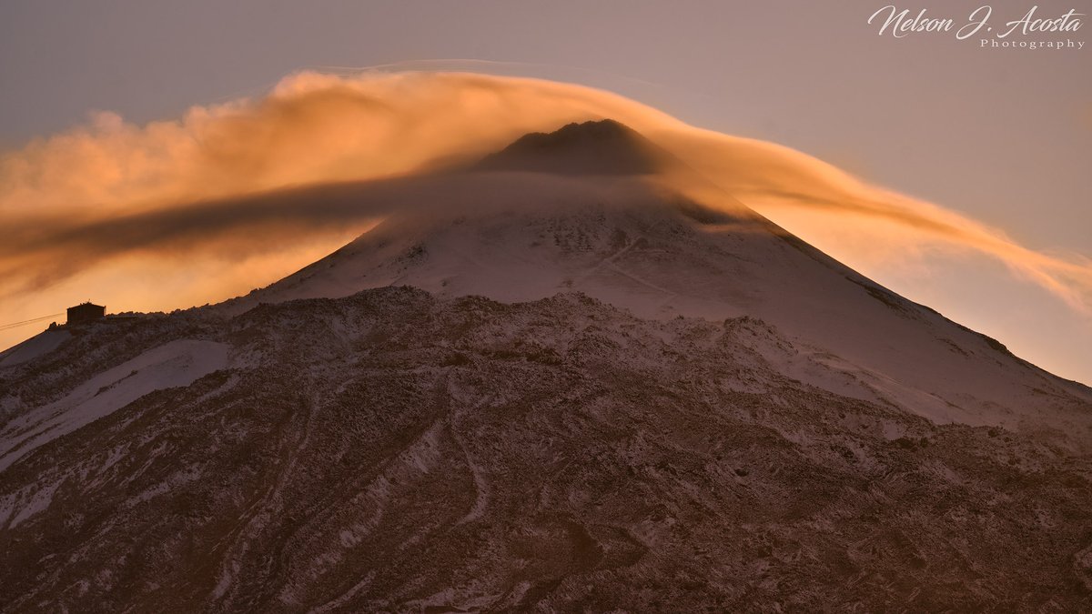 Atardecer esta tarde con el Teide seminevado y su sombrero de gala.