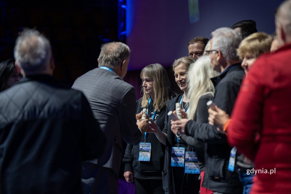 Cóż to były za emocje! Pierwsze Kolosy i nagrody wręczone🏆Na zdjęciu laureaci: od lewej Dariusz Krowiak, Adrianna Jarczyk, Piotr Sadurski, Przemysław Wielowiejski, Tomasz Ulanowski i legenda Pete Casey.
A jutro czekają Was kolejne atrakcje i spotkanie z Elżbietą Dzikowską❤️