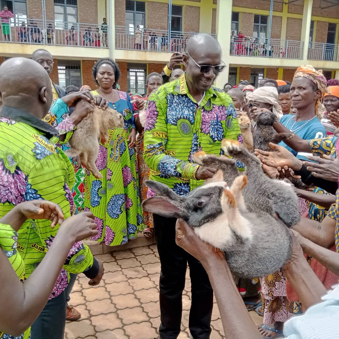 J_Terimbere_Bdi's tweet photo. Habaye amahiganwa ku bakenyezi baravye imyaka bafise, ababaye abambere baronkejwe ibitenge, abakurikira inkwavu, abandi ibifungurwa bitandukanye nk'ibiharage n'ibindi. Ibirori vyari vyatewe iteka n'umushingamateka mvukira ya #Bugendana yatowe mu ntara ya Gitega, Lazare Mvuyekure https://t.co/INnk85nSlh