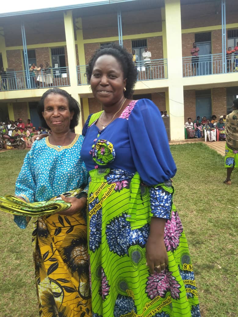 J_Terimbere_Bdi's tweet photo. Habaye amahiganwa ku bakenyezi baravye imyaka bafise, ababaye abambere baronkejwe ibitenge, abakurikira inkwavu, abandi ibifungurwa bitandukanye nk'ibiharage n'ibindi. Ibirori vyari vyatewe iteka n'umushingamateka mvukira ya #Bugendana yatowe mu ntara ya Gitega, Lazare Mvuyekure https://t.co/INnk85nSlh