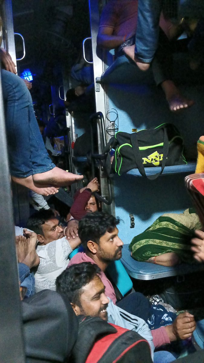 VimleshMishrao1's tweet image. ये है भारतीय रेल रिजर्वेशन की स्थिति।अब इसको क्या नाम दूं?@RailMinIndia @RailwaySeva @Central_Railway @PMOIndia @PMOIndia_RC