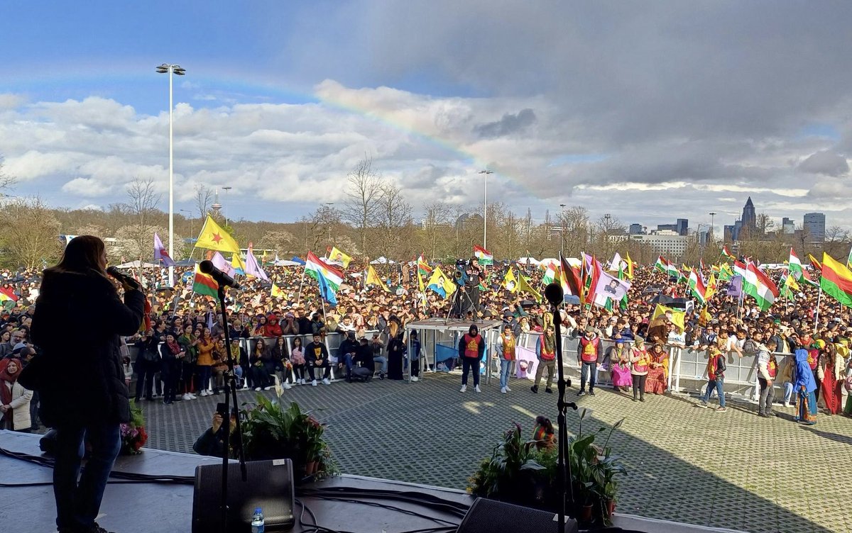 #Newroz Piroz be! Heute habe ich beim Newroz-Fest in #Frankfurt gesprochen. Über 40.000 Menschen kamen zum Rebstockgelände: Für internationale Solidarität, Freiheit, Gerechtigkeit und Frieden! @dieLinke @Leylaimret_73