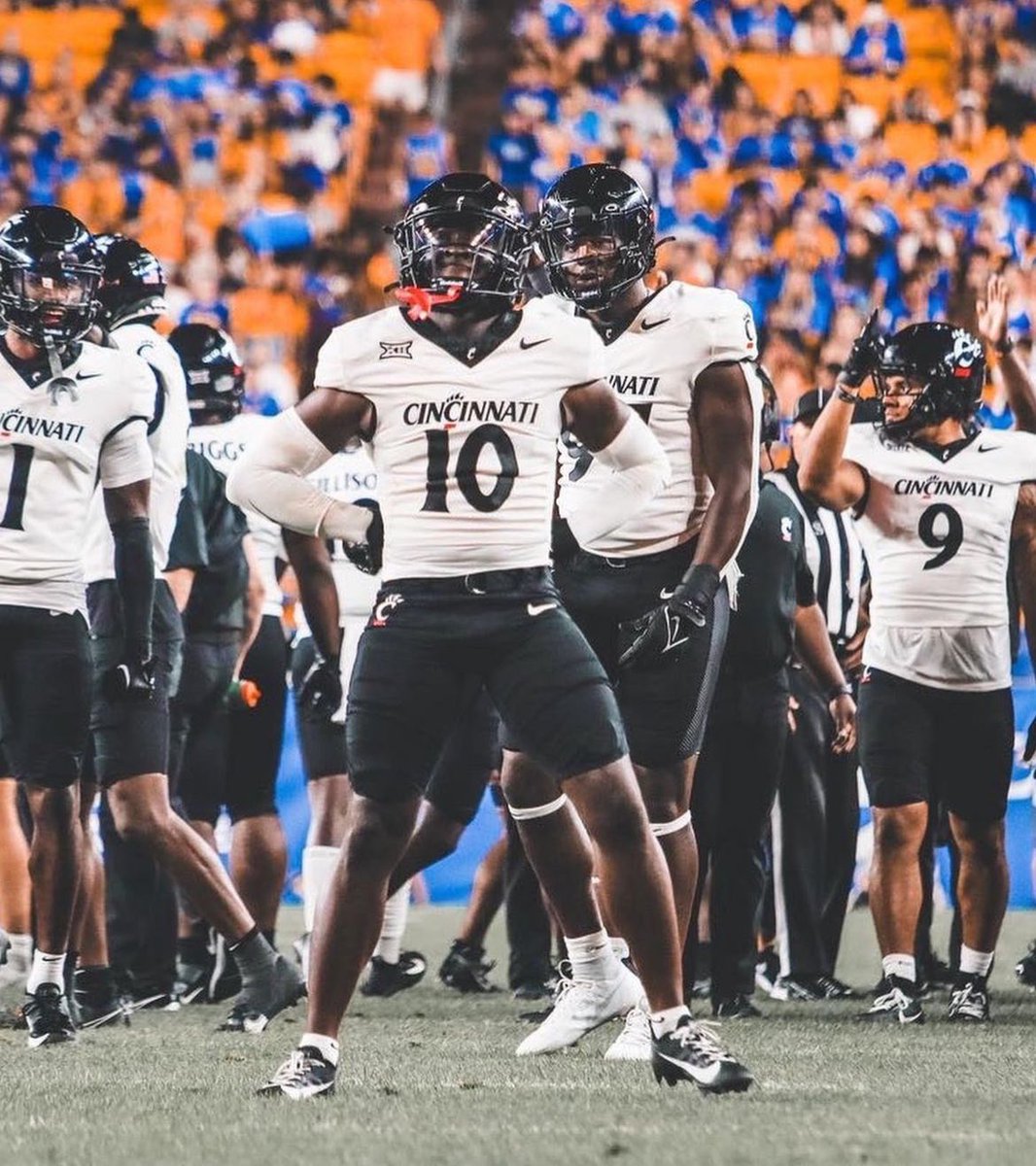 DavisOmarion15's tweet image. After a great conversation with @OLBeastCoach03, I am blessed to receive an offer from Cincinnati! @GoBearcatsFB @hastings_coach @CoachOMoore @CoachK_Ward @CoachMata @MohrRecruiting
@PrepRedzoneSC @RivalsWardlaw
@MohrRecruiting @JeremyO_Johnson @adamgorney @AJBlack247