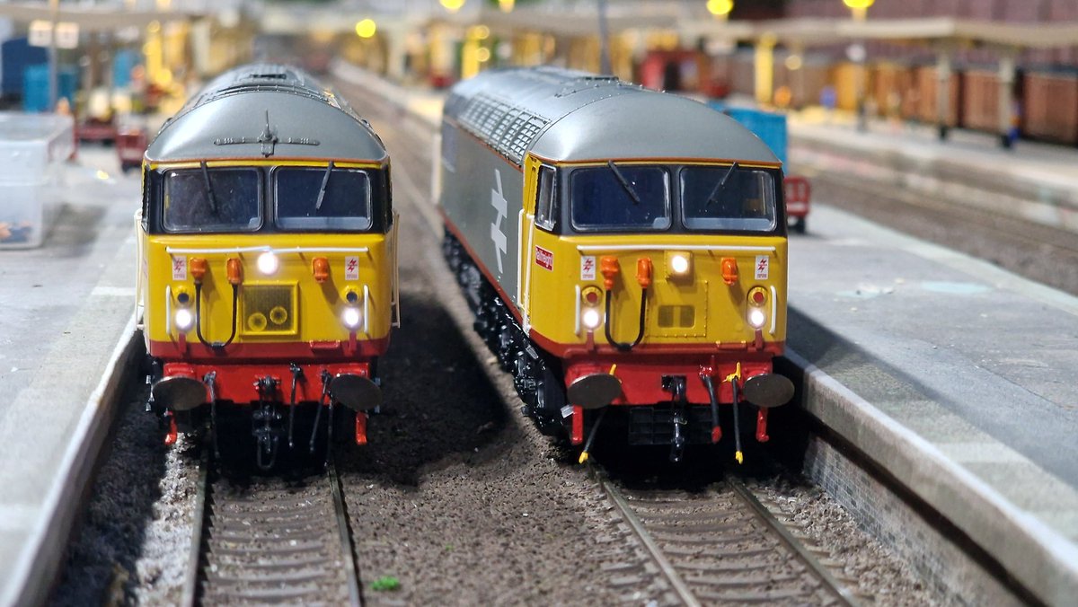 JonLawton10's tweet image. 1987  56049 /56108 still moving the coal. 
Absolute steal off ebay for these 2 hornby locos. #TwitterModelTrainShow