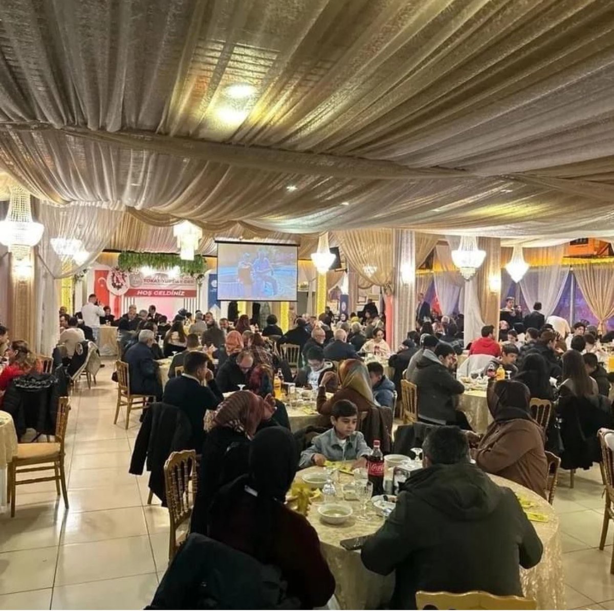 Beekirarslan's tweet photo. Tokat Yurt-Ay-Der Derneğimizin düzenlemiş olduğu iftar programına Dernek üyeleri ve aileleri, Tokat Ak Parti Milletvekili Sayın Cüneyt Aldemir, Tokat Belediye Başkanı Sayın Eyüp Eroğlu ,Aile ve Sosyal Hizmetler İl Müdürü Sayın Kıymet Boztaş katılmışlardır. https://t.co/L1JVp3ex1s