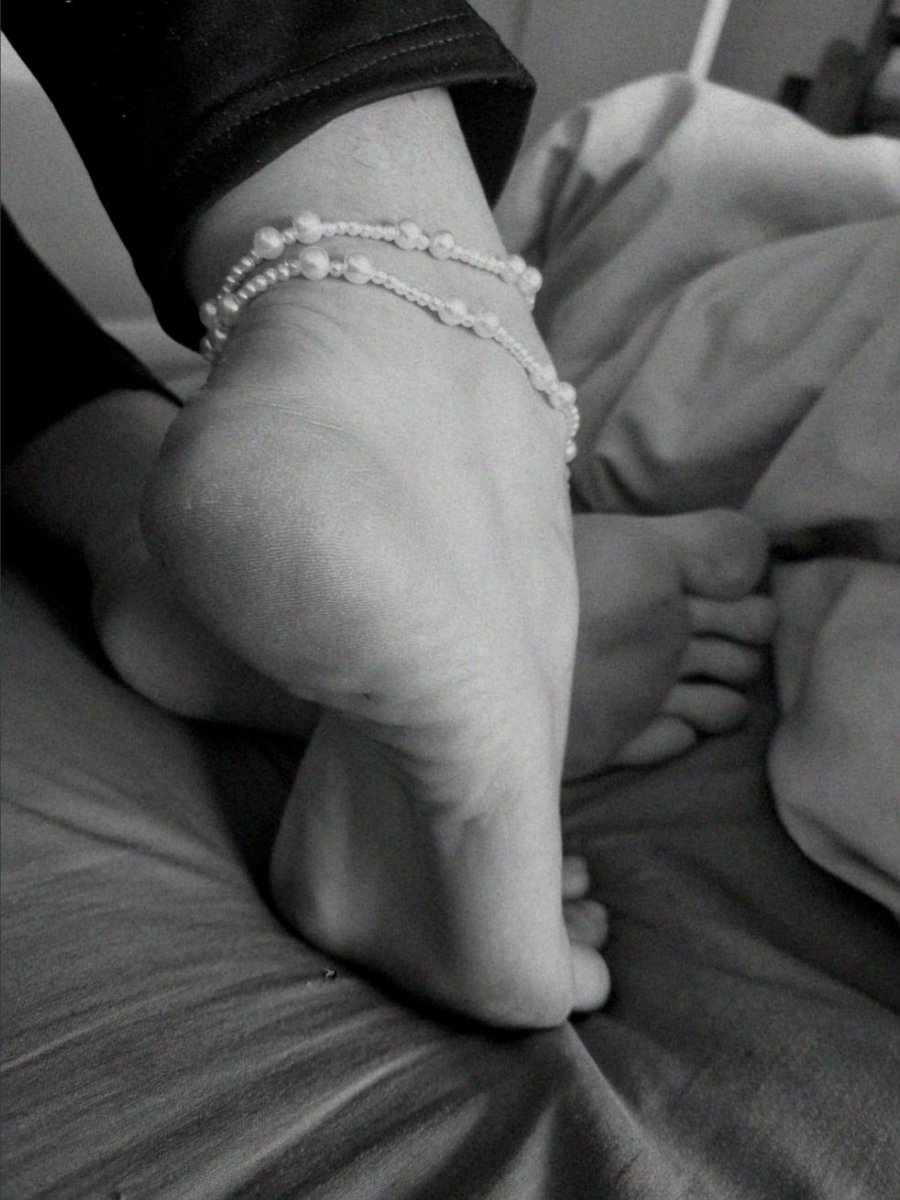 Noemie_Diaries's tweet photo. Où crois-tu aller comme ça petit homme ? Je n’ai pas encore fini de m’amuser avec toi. Tu es Mon mini esclave. Combien de temps survivrais tu si je te pressais fort contre Mon matelas ? 🤭 Je suis curieuse* 🫣 @TinySlaveAlex #giantess #tiny #Tinyboy https://t.co/TF7oJtI440