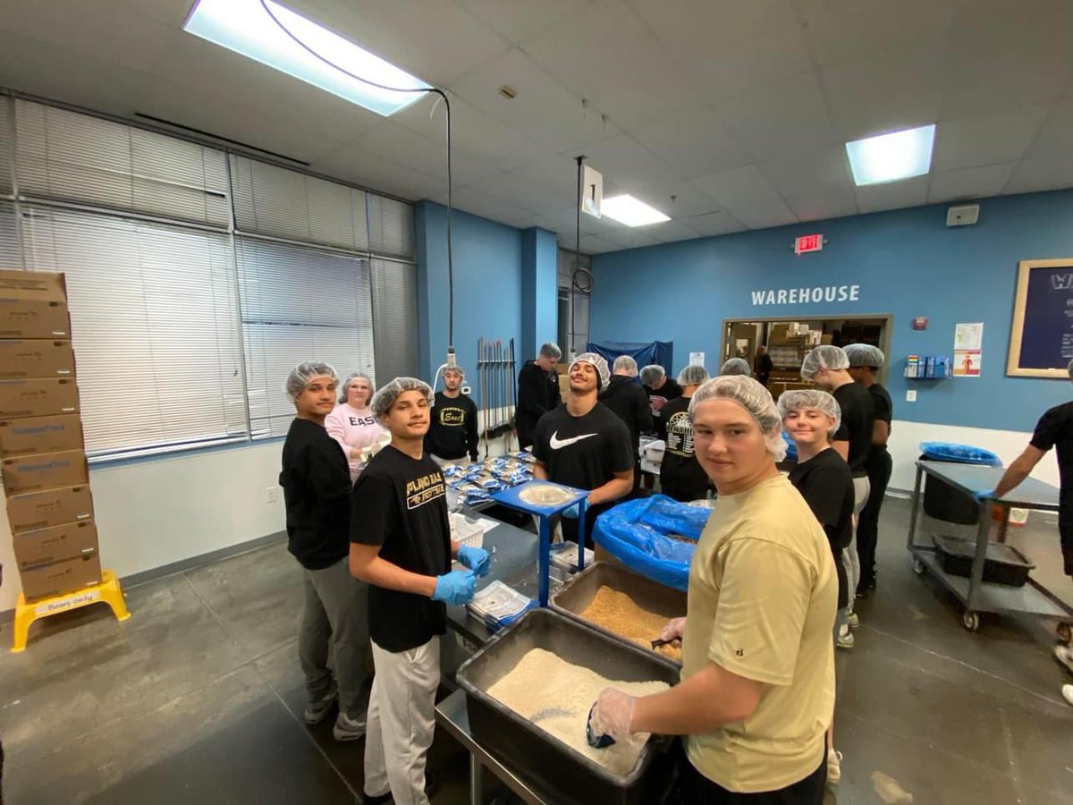 Last night the boys packed hundreds of meals to ship to Peru for the hungry! Thank you @fmsc_org for having us. #itsbiggerthanyou @EastPanthers1 @Plano_Schools #goldblooded