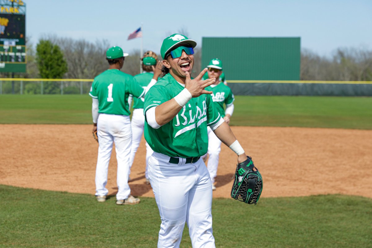 OBU_Baseball's tweet photo. The vibes are immaculate 🤟

#OnToVictory https://t.co/9Iw8P71ih2
