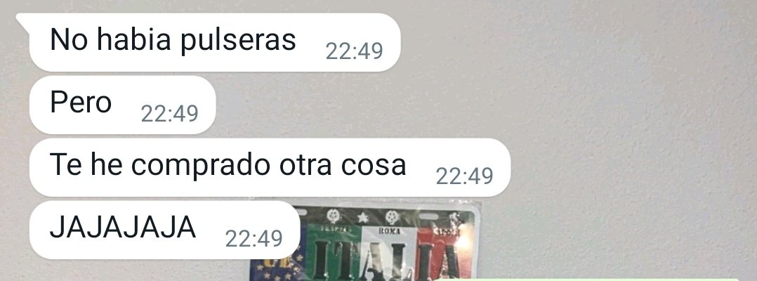 vaya al sitio que vaya siempre me trae una pulsera o cualquier detalle sin que se lo pida😭