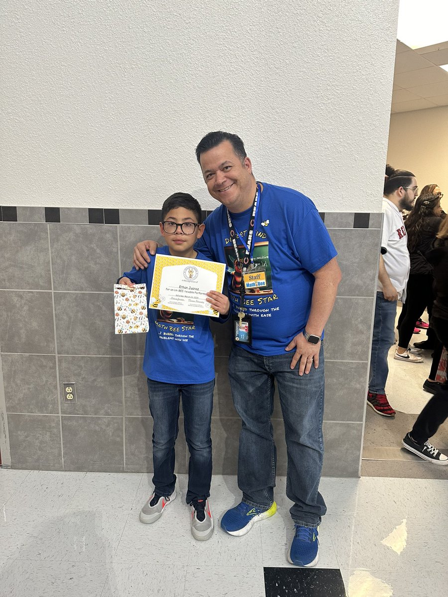 A round of applause for our Desert Wind School mathletes! Competing in the 10th annual SISD District Math Bee, they demonstrated exceptional skills and teamwork. Congratulations to all who participated! 🐝🏅 #DesertWindPride #SISDMathBee #MathChampions #TeamSISD