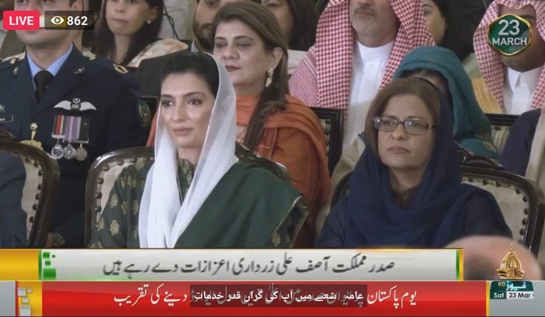 SharafatALIBA11's tweet photo. پاکستان کا متفقہ 1973کے آئین کا مسودہ تیار کرنیوالی قانونی کمیٹی کے اہم رکن پاکستان کے باکردار و نامور سیاستدان سید قائم علی شاہ کو جمہوریت کےحسن کیلیے گراں قدر خدمات کے صلے میں اسلامی جمہوریہ پاکستان کے صدر آصف علی زرداری سے #نشان_امتیاز وصول کرتے ہوئے۔
#LongLiveSain😍 https://t.co/GKMSIBu3Qu