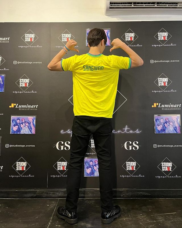 JUSTB_Brasil's tweet image. Nossos projetos chegaram aos meninos!! Foi tão emocionante ver eles usando a bandeira, o banner, os corações e as camisetas 😭 Isso fez todo o esforço da Union nos últimos meses, valer a pena 🤩

O Geonu com nossa bandeira, ele segurando o banner também 🥹 

(+)