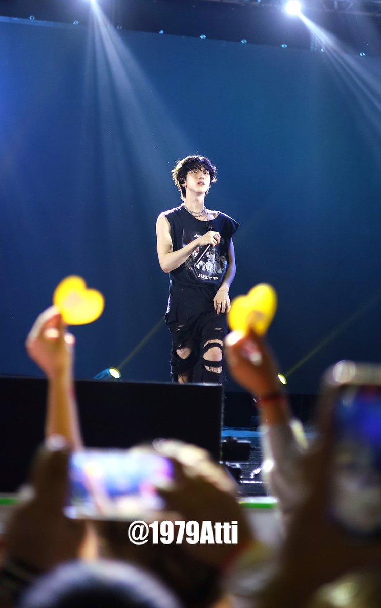 JUSTB_Brasil's tweet image. Nossos projetos chegaram aos meninos!! Foi tão emocionante ver eles usando a bandeira, o banner, os corações e as camisetas 😭 Isso fez todo o esforço da Union nos últimos meses, valer a pena 🤩

O Geonu com nossa bandeira, ele segurando o banner também 🥹 

(+)