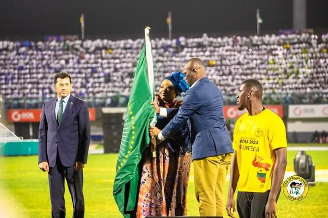 Hon. Mustapha Ussif and H.E. Amb. Cessouma Minata Samate hands over the flag of the African Union to the Minister of Youth and Sports from Egypt 🇪🇬.. #Accra2023