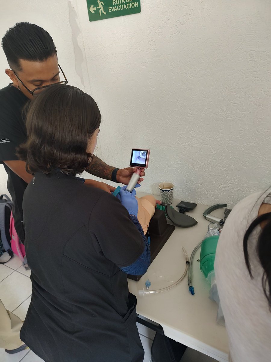 RcJuanMaa's tweet photo. Taller de simulación clínica. Manejo avanzado de la vía aérea #ResidenciaUrgencias #Medicasur @amudem @s_yeverino https://t.co/6NpikQULtQ