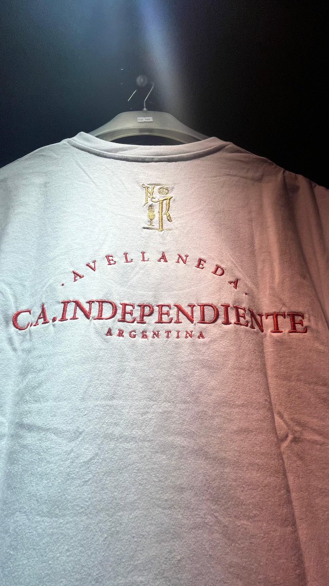 No quiero, necesito está remera YA.