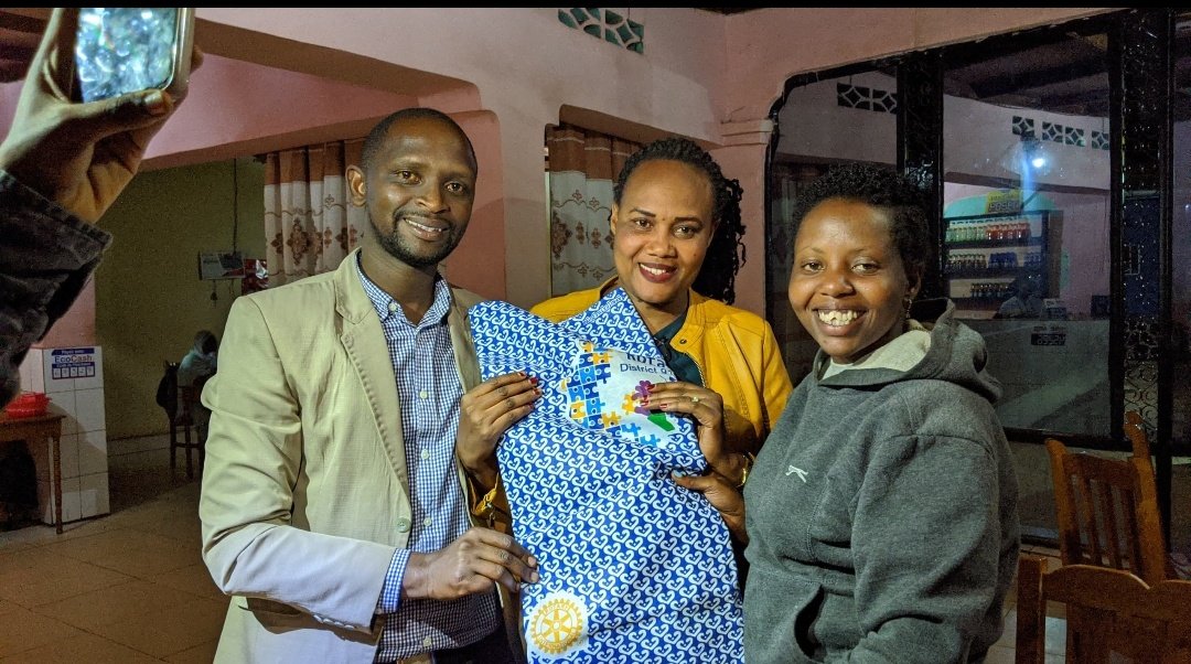📚En guise de suivi du projet NANJE NIGE, une visite a été faite à l'ECOFO RUTAMBWE en date du 23 mars 2024.A cette occasion,des vestes ont été distribués aux élèves bénéficiaires du projet.
<a href="/rotaract_ngozi/">Rotaract Club KUGASAKA</a> a profité de la soirée de camaraderie pour introniser 2 nouveaux membres.