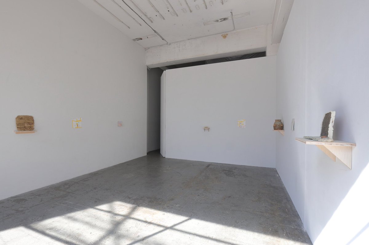 HAPS 企画 「具ささ」“TSUBUSASASA” 

本日が最終日で18時まで。

心配なほどスカスカの構成と謎の組み合わせが気持ち良く中毒性があります。
遠藤水城さんによるキュレーションです。

撮影：前谷開

Photo by Kai Maetani, Courtesy of HAPS