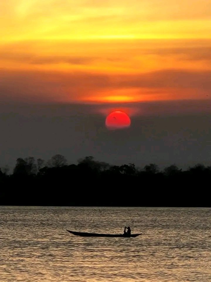 EQUINOCCIO  DE LA ENTRADA DE LA PRIMAVERA....para algunos sectores del planeta.....la puesta de Sol vista desde el manamo  Delta del Orinoco...Venezuela😍