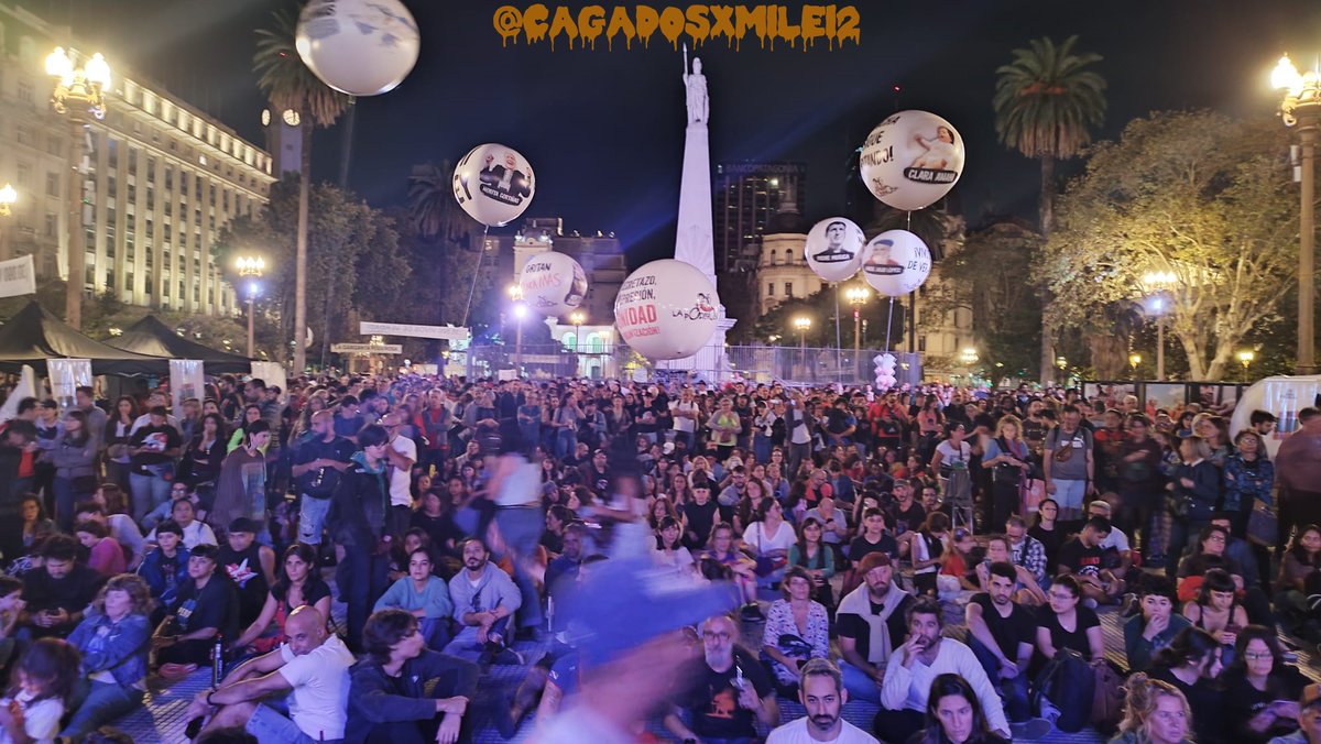 FUNDIDOSxMILEI's tweet photo. 👌Plaza de Mayo en la VIGILIA estuvo de 10!
#NuncaMas #Son30Mil Jamoncito, lo sabés bien @VickyVillarruel
Terminá con el CRUEL AJUSTE al pueblo Javier, se PUDRE MAL y lo sabés inútil!
#24M t RE VA

AHORA Y SIEMPRE #DesaparecidosEnRedes Guillermo Moreno Cocineros Argentinos Branca https://t.co/hH52EzLzwR