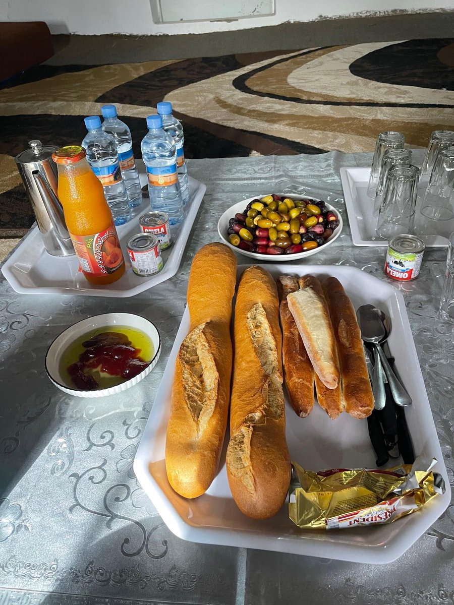 #exploration #explore #traveling #travel #lovewhatido #seetheworld #Mauritania #saharadesert #AdrarRegion #azougui #lunch #aubergehotel #salad #secondcourse #bigplate #fruits #vegetables #boiledegg #lunchcontinues