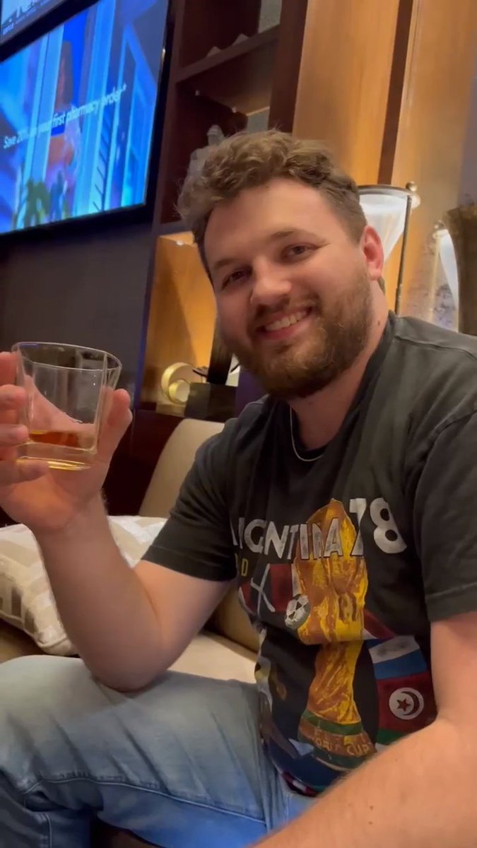 qdiddlydot's tweet photo. Drinking a whiskey neat every day until I meet @Hozier
Day 1 https://t.co/D7yHYehniG