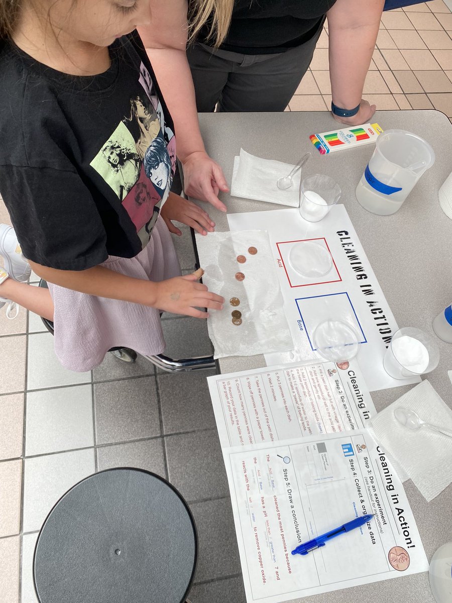 Color splash! Learning about surface tension with <a href="/truittcfisd/">Truitt Middle School</a> at  #CFISDSciFest! <a href="/jgricketts/">Jamie G. Ricketts</a> #BeCurious