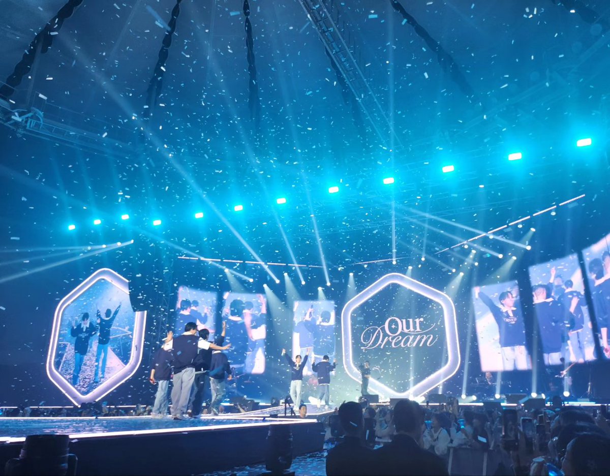LoveSsik's tweet photo. -
24.03.23 BTOB FAN-CON [OUR DREAM]

무슨 말이 더 필요해.
그냥 이렇게 함께 할 수 있는 이 시간과, 이순간이 너무나도 감사할 뿐.
언제나 함께하자.
영원을 노래하자.
나의 빛이 되어준 너희에게, 영원한 파란 빛을 선물할게.🎁

#비투비 #BTOB
#BTOB_Our_Dream https://t.co/X9hvnpTooP