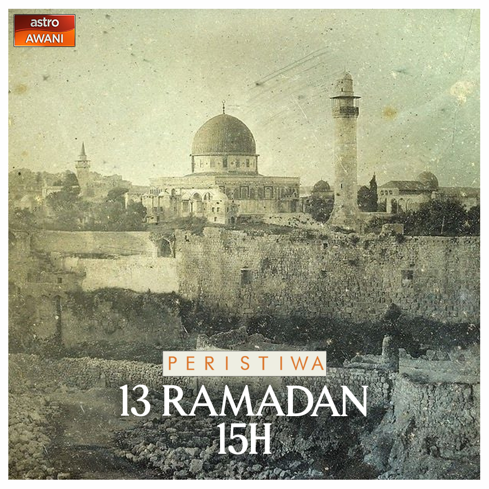 501Awani's tweet photo. Hari ini 1,430 tahun Hijrah yang lalu, dipercayai tarikh Saidina Umar al-Khattab RA memasuki Baitulmaqdis buat kali pertama.

Selepas menakluk Syria, tentera Islam meneruskan kemaraan ke Baitulmaqdis yang ditadbir Byzantine. 4 bulan dikepung, akhirnya Byzantine menyerah kalah tanpa sebarang pertumpahan darah.

Namun, Sophonius, wakil Byzantine & pemimpin Gereja Kristian Baitulmaqdis tak mahu menyerahkan kunci kota kepada tentera Islam melainkan ke tangan khalifahnya Umar al-Khattab RA sendiri.

Para pemimpin angkatan Islam melihat permintaan ini sukar kerana jarak antara Baitulmaqdis-Madinah yang begitu jauh. Namun mengambil kira kepentingan kota itu, Umar RA bersetuju untuk menurutinya.

Maka beliau berangkat ke Baitulmaqdis tanpa rombongan besar, hanya bersama seorang khadam & seekor unta. Sepanjang perjalanan kira-kira 919km itu, beliau & khadamnya saling bergilir menunggang unta & berjalan kaki.

Beliau juga hanya memakai pakaian biasa seperti khadamnya. Kesederhanaan itu mengagumkan warga Baitulmaqdis tatkala beliau melangkah masuk ke kota itu disambut Sophonius.

Umar RA dibawa melawat sekitar kota termasuk Gereja Makam Suci tempat dikatakan Nabi Isa AS disalib. Setibanya waktu solat, Sophonius menjemput Umar RA bersolat di dalam gereja itu namun beliau menolak.

Kata Umar RA, andai beliau berbuat demikian, umat Islam akan menuntut tempat itu sebagai milik mereka & menjadikannya masjid. Maka beliau bersolat di luar gereja & lokasinya kemudian didirikan Masjid Umar.

Beliau juga meminta dibawa ke batu suci buat 3 agama, lokasi dipercayai Rasulullah SAW diangkat ke langit semasa Isra’ Mikraj. Beliau mengarahkan sekitar kawasan itu dibersihkan & dibina Masjid al-Aqsa tak jauh dari situ.

Penaklukan Baitulmaqdis itu dirasmi dengan termeterainya Perjanjian Umar yang menggariskan semua agama boleh diamalkan di kota itu, asal patuh kepada undang-undang serta membayar cukai.

Selepas 500 tahun pemerintahan tidak adil Empayar Rom di kota itu, akhirnya umat Islam, Yahudi & Kristian dapat hidup aman bersama di Baitulmaqdis.

Sumber: Al Arabiya, Egypt Today, Saudi Gazette

#PeristiwaHariIni