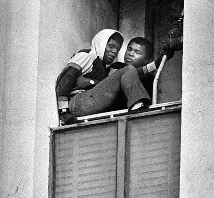El 19 de enero de 1981, el campeón de peso pesado Muhammad Ali descubrió que un veterano de Vietnam estaba a punto de suicidarse cerca de su casa, corrió a la escena en tan solo cuatro minutos. Ali no sólo evitó que el hombre se suicidara, sino que también lo llevó al hospital.