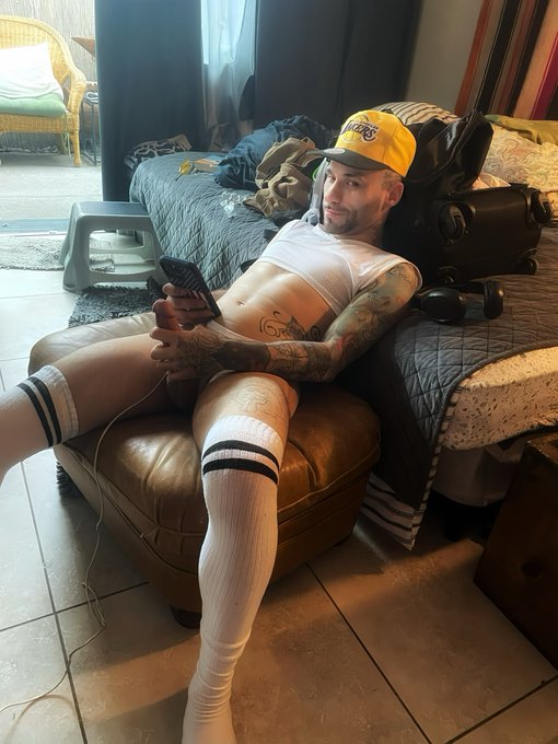 The photo before the photoshoot taken by the photographer @scotthoover https://t.co/PfHp2XpHFN<a href="/tag/fridayfeeling"class="tags"><span>#fridayfeeling</span></a><a href="/tag/retweeetplease"class="tags"><span>#retweeetplease</span></a>