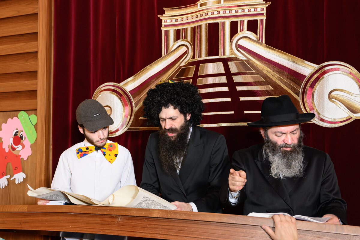 Das Purimfest 2024 begann in bester Stimmung mit einer übervollen Synagoge bei der Megilla-Lesung in der Zentralsynagoge heute Abend. 15 Purim-Veranstaltungen finden in den 24 Stunden des Purim-Festes statt. Ein fröhliches Purim.