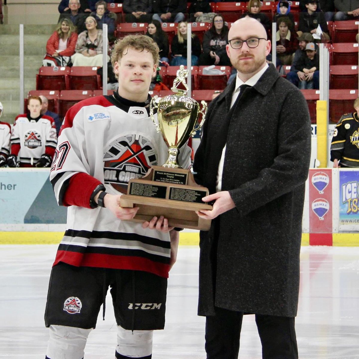 During last night’s Oil Caps home game The MJHL award for hockey ability &amp; sportsmanship was presented by Director of Marketing &amp; Partnerships, Erik Swar to Oil Caod Forward Josh Lehto🚨🚨 
Congratulations Josh🚨
<a href="/mjhlhockey/">MJHL</a> <a href="/VirdenTown/">Town of Virden</a>
