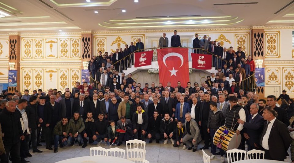 Mardin-Midyat Programımızın akşamında Midyat’ın tüm renkleriyle birlikte iftarımızı yaptık. Bu özel ve kadim şehrimizde Türkiye’mizin Birliğinin ne manaya geldiğini derinden hissettik. Gönüllere hudut çizmeye çalışanlara inat toplumun tüm renklerini biraraya getiren değerli…