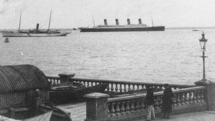 A few hours after her departure, #Titanic passes near Cowes (Isle of Wight).
#Titanic112 #Titanic2024 #RMSTitanic #TitanicAnniversary #TitanicTimeline